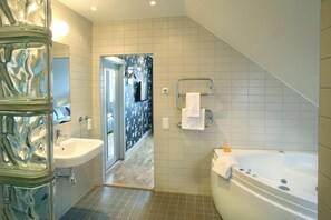 Chambre Supérieure avec lits jumeaux | Salle de bain