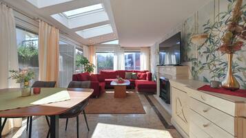 Luxury-Suite, 1 Queen-Bett und Schlafsofa, Kochnische, Seeblick (Suite) | Wohnbereich | Flachbildfernseher