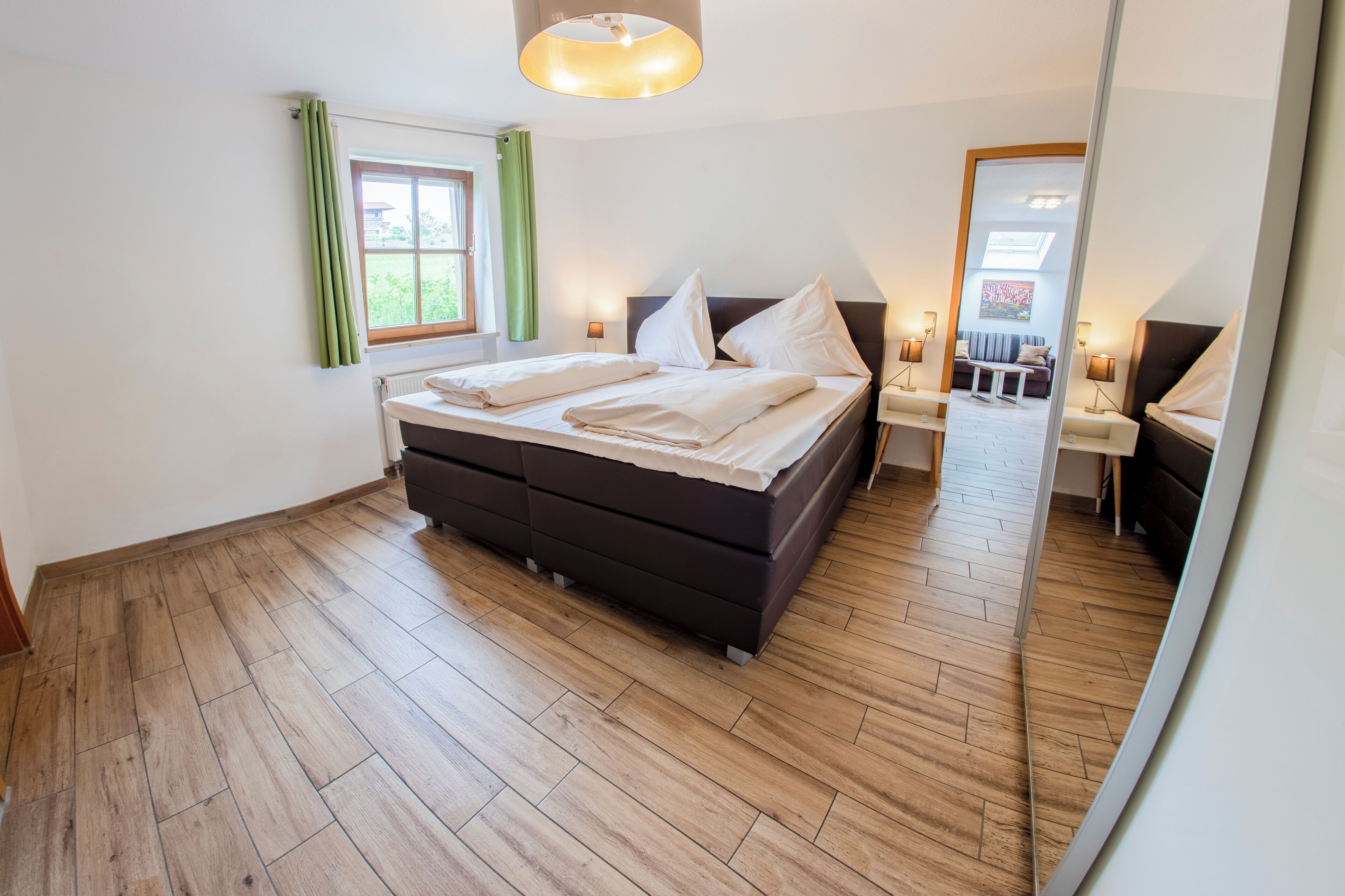 Comfort-Apartment | Hochwertige Bettwaren, Zimmersafe, Verdunkelungsvorhänge