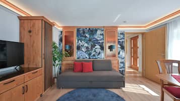 Grand-Apartment, 1 Queen-Bett und Schlafsofa (large) | Wohnbereich | Flachbildfernseher