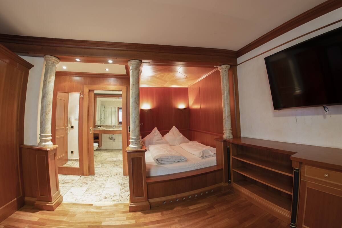 Suite de lujo, 1 cama Queen size y sofá cama, cocineta, vista al lago (Suite) | 1 habitación y ropa de cama de alta calidad