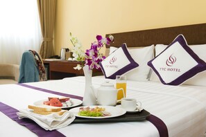 Junior Deluxe | Minibar, in-room safe, desk, blackout drapes