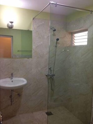Douche, articles de toilette (gratuits), séchoir à cheveux