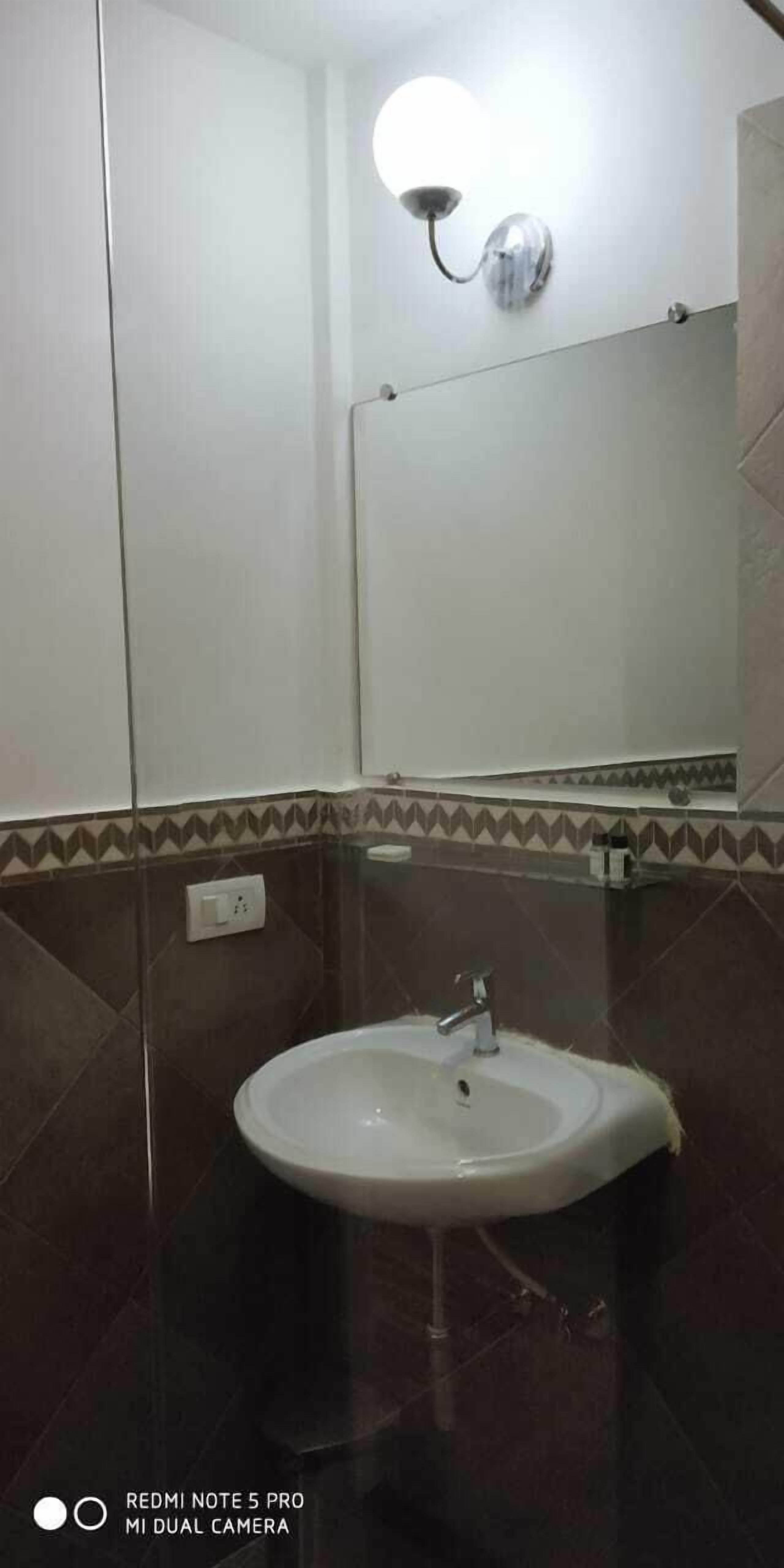 deluxe room (ac ) | bathroom | shower, free toiletries, hair dryer, towels