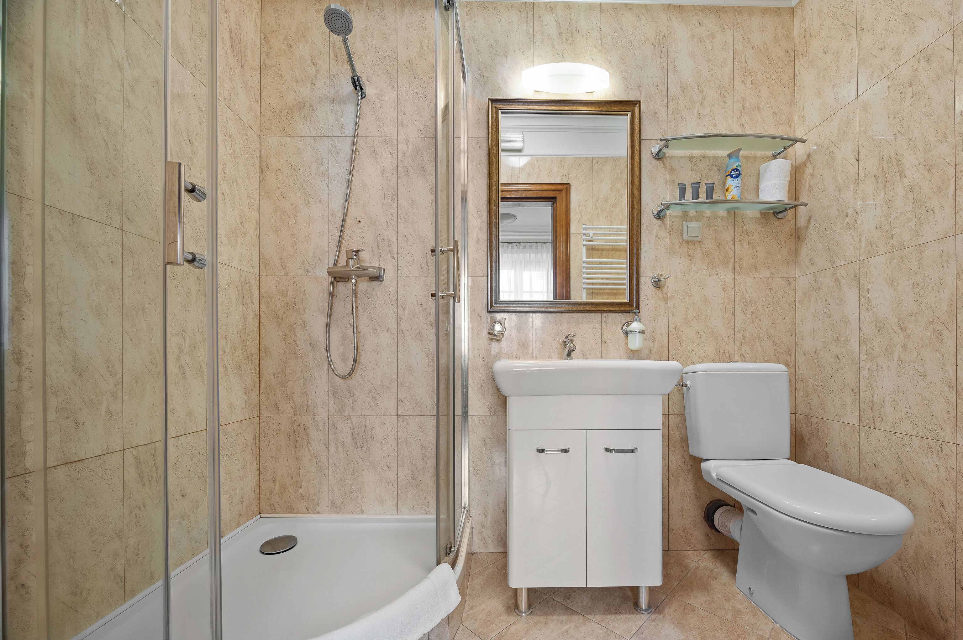 Apartment, 1 Bedroom | Bathroom | Shower, rainfall showerhead, hair dryer, towels