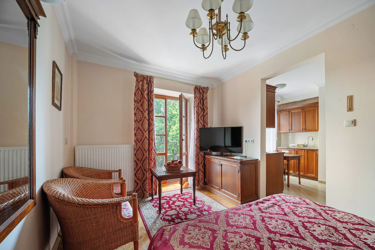 Deluxe Apartment, Balcony | Desk, laptop workspace, soundproofing, iron/ironing board