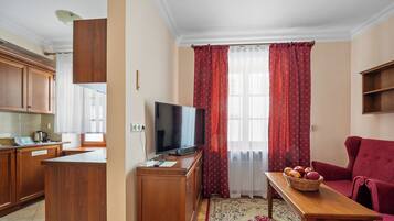 Appartement, 1 slaapkamer | Een bureau, een laptopwerkplek, geluiddichte muren