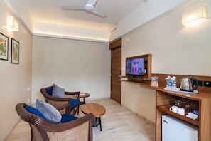 Superior 1 Bed Room | Living area | 32-inch TV with satellite channels - So My Resort (Calangute)