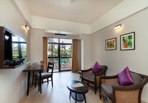 Habitación doble de uso individual | Área de sala de estar | Televisión de 32 pulgadas con canales vía satélite 