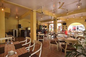 2 restaurants servant le déjeuner, le dîner, le souper et le brunch
