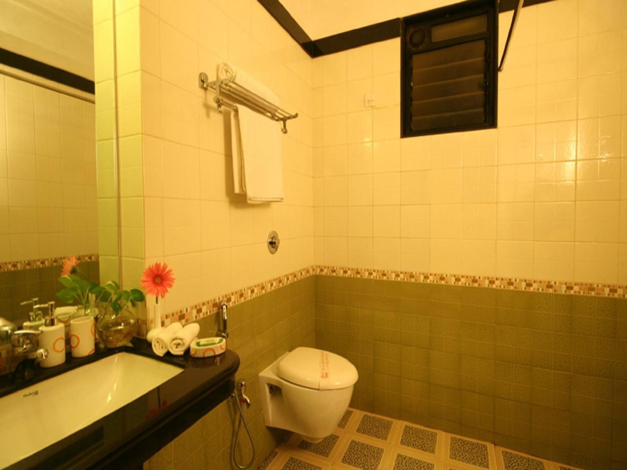 shower, free toiletries, hair dryer, bidet