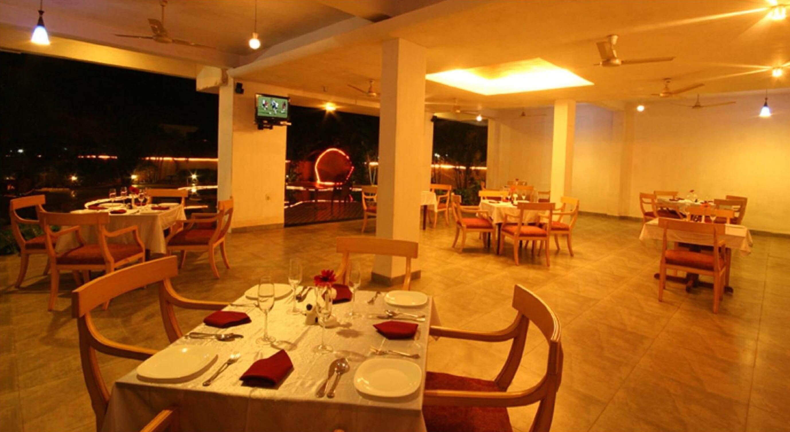 2 restaurants, breakfast served