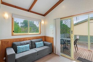 Superior 2 Bedroom Cabin - Sleeps 6 | リビング エリア | 液晶テレビ