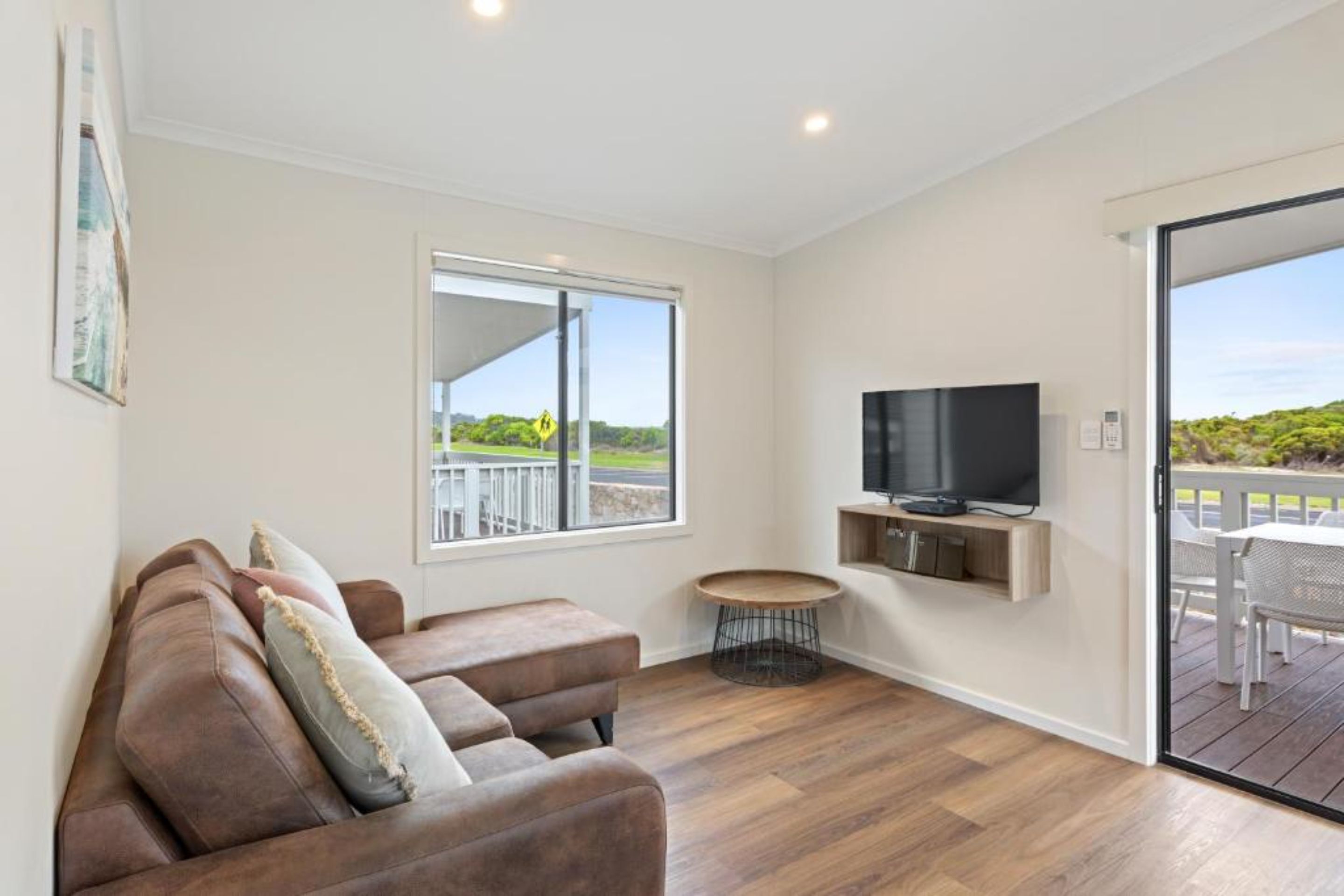 Cabana luxo, 2 quartos (Waterfront) | Área de estar | TV LCD