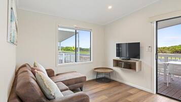 Cabana luxo, 2 quartos (Waterfront) | Área de estar | TV LCD