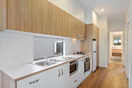 Refrigerador, microondas, utensilios de cocina