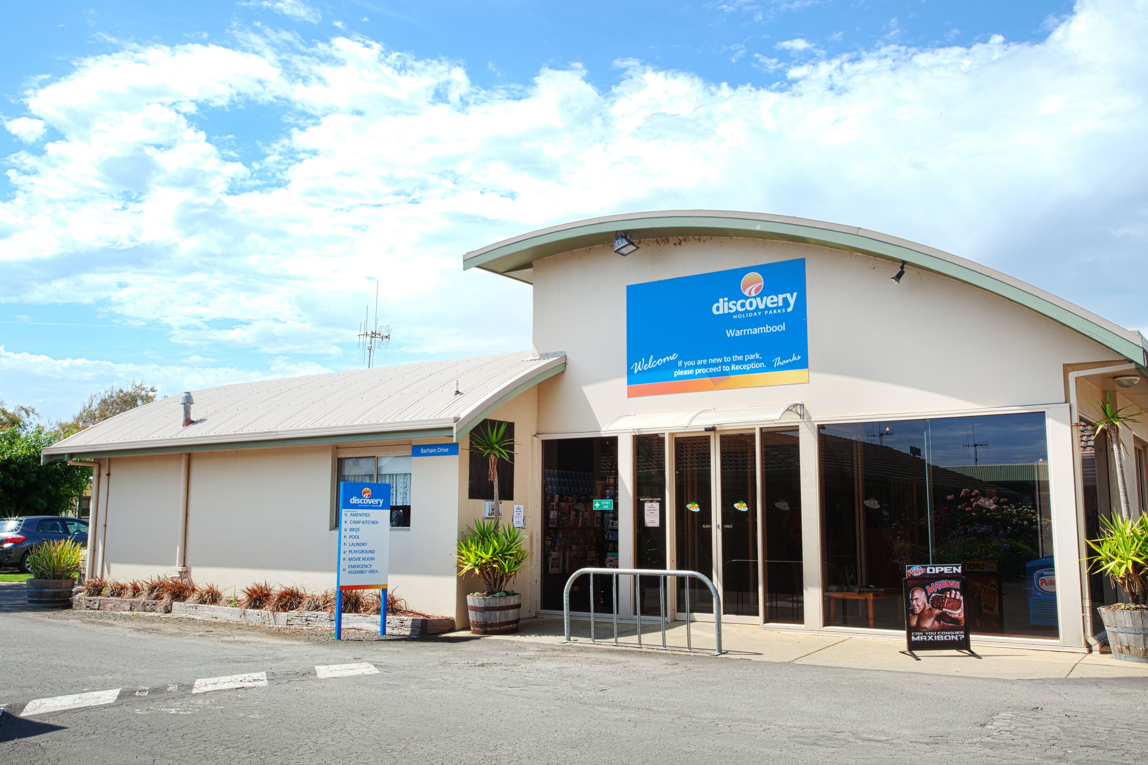 Edificio del parco vacanze Discovery Holiday Park, con insegna, area reception e parcheggio.