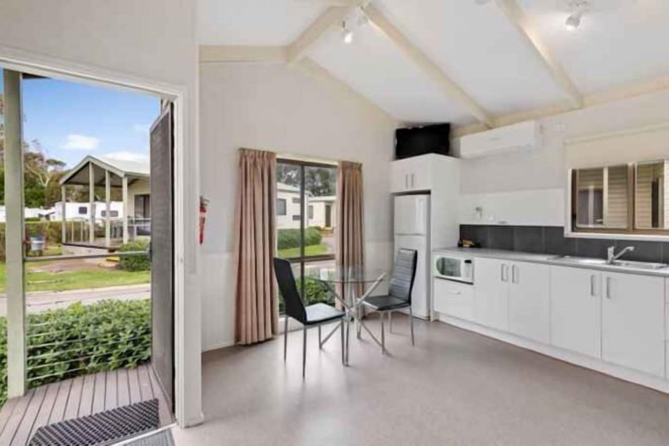 Private kitchen | Fridge, microwave, stovetop, electric kettle