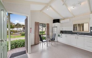 Superior Spa Cabin | In-room dining - Discovery Parks - Warrnambool (Warrnambool)