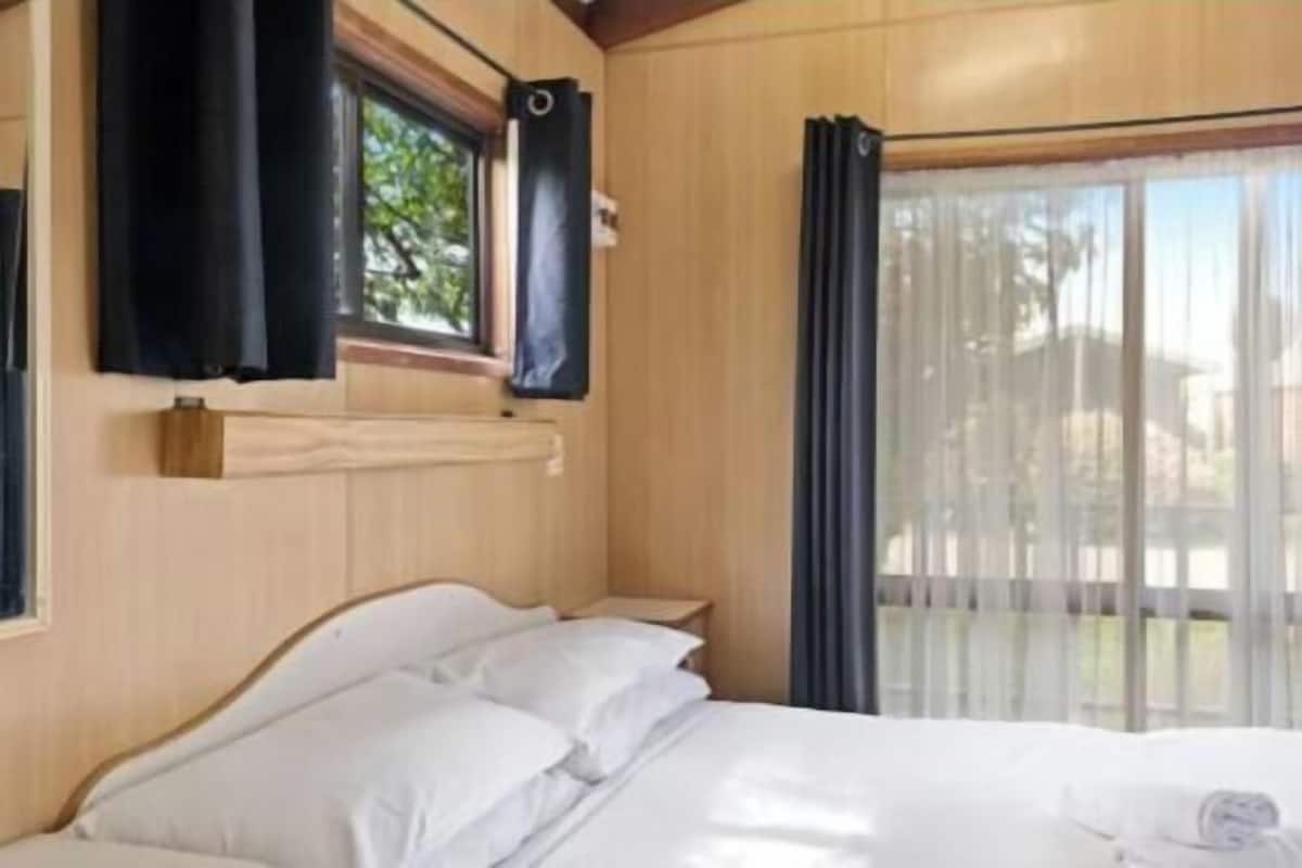 Cofres nos quartos, ferros/tábuas de passar roupa, Wi-Fi de cortesia