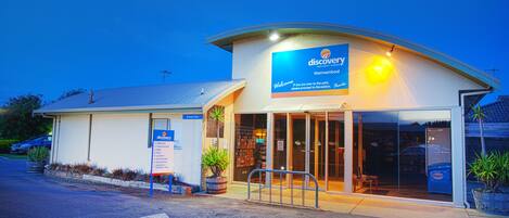 Façana frontal de l'allotjament (vespre/nit)