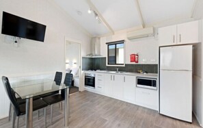 Cabana superior, 2 dormitoris (Sleeps 4) | Zona de menjador de l'habitació