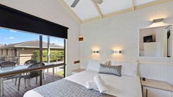 Superior 2 Bedrooms Cabin - Sleeps 4