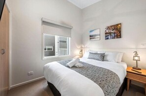 Hytte – deluxe, 2 soverom | Safe på rommet, strykejern/-brett, wi-fi (inkludert) og sengetøy