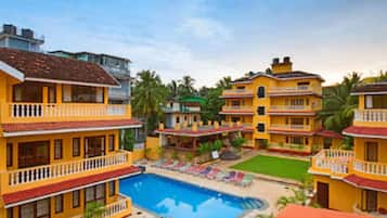 Piscina externa, guarda-sóis, espreguiçadeiras