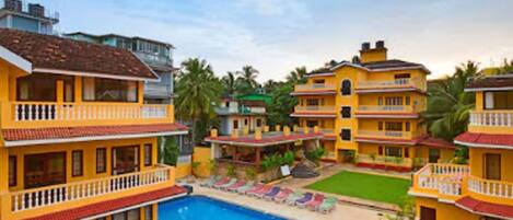 Outdoor pool, pool umbrellas, sun loungers