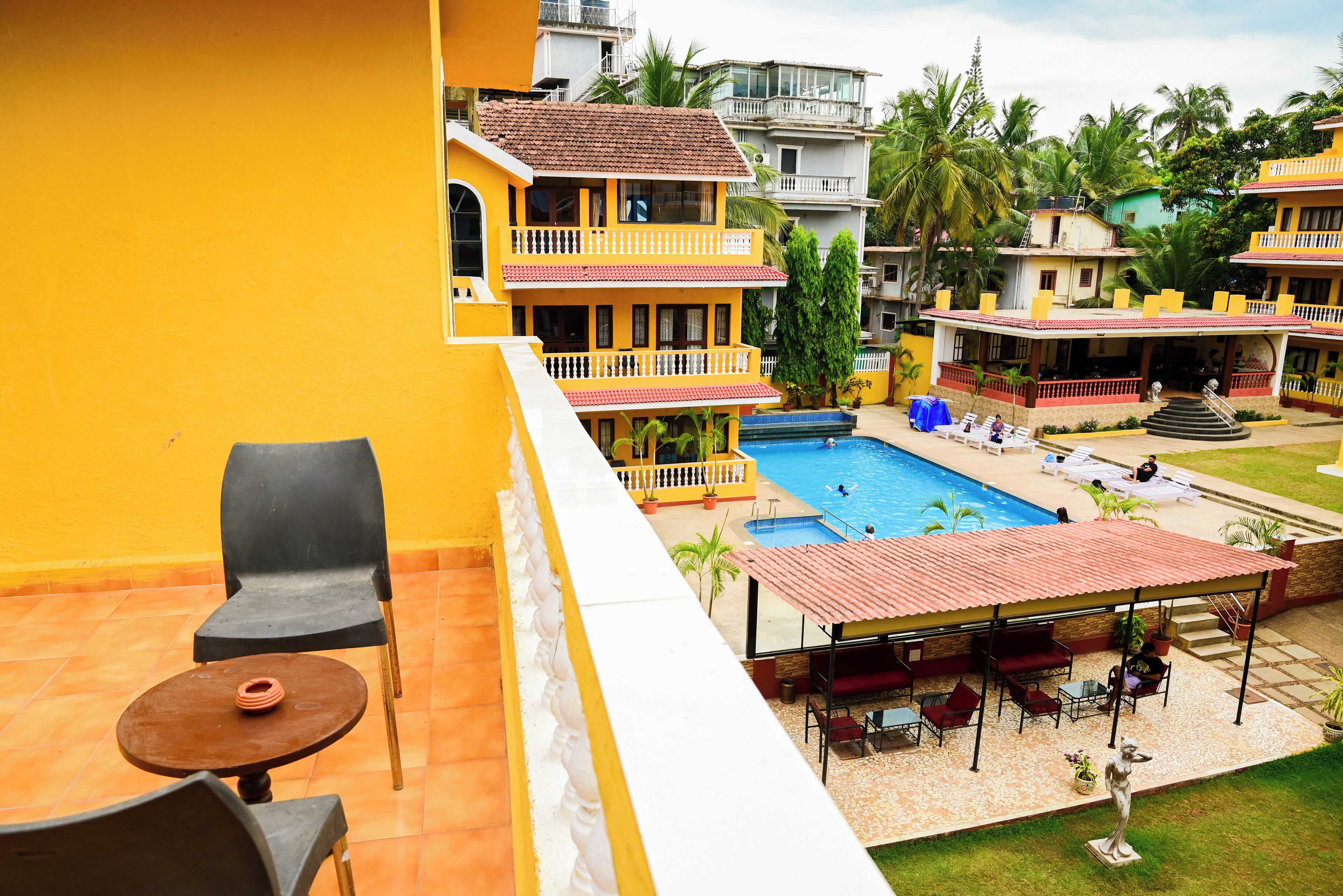Un hôtel doté d’une piscine, d’un espace extérieur aménagé et de plusieurs balcons.