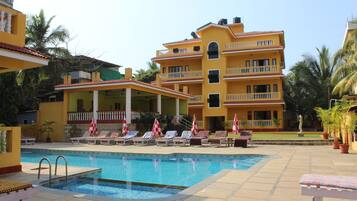 Piscina externa, guarda-sóis, espreguiçadeiras