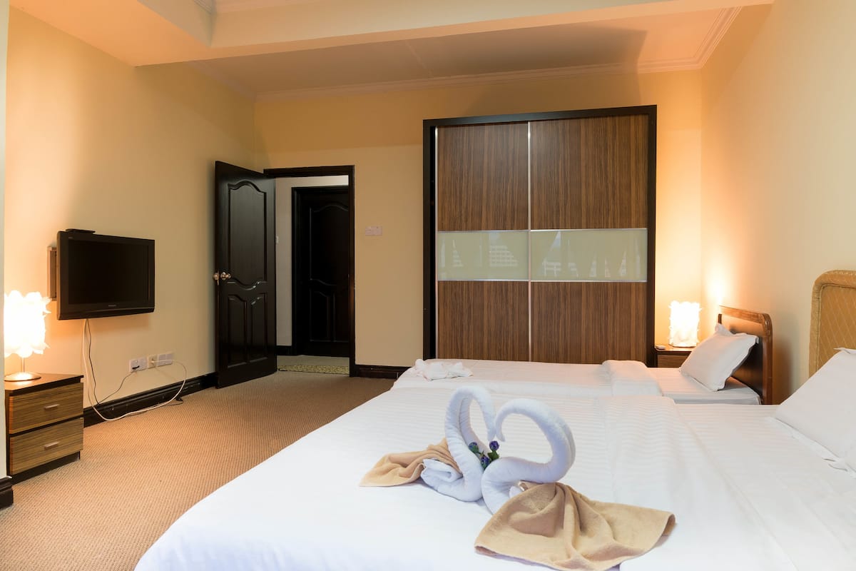 Shower, free toiletries, hair dryer, towels