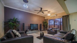 Penthouse (Suite, Sleeps 12 Pax) | Wohnzimmer