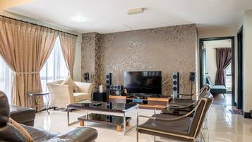 Penthouse Exécutif | Coin séjour | Télévision LCD de 42 pouces avec chaßnes thématiques, télévision