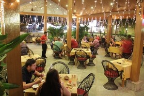 Sajian masakan daerah dengan santap malam alfresco 