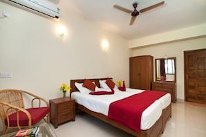 In-room safe, desk, iron/ironing board, free WiFi - Sea Mist Resort (Candolim)