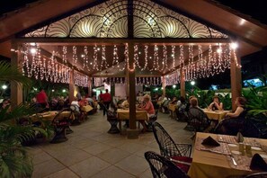 Outdoor dining - Sea Mist Resort (Candolim)