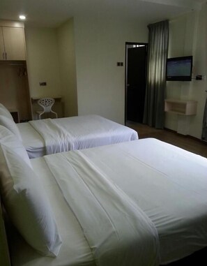 客房内保险箱、办公桌、熨斗/熨板、免费 WiFi