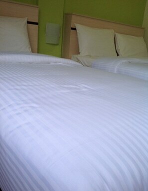 Family Studio | In-room safe, desk, iron/ironing board, free WiFi - Merlin Hotel (George Town)