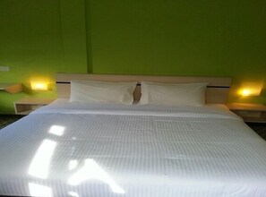 Studio, 1 King Bed | In-room safe, desk, iron/ironing board, free WiFi