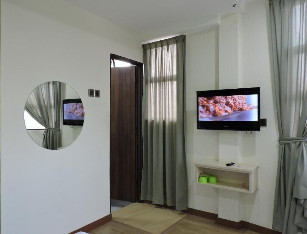 Coffres-forts dans les chambres, bureau, fer et planche à repasser