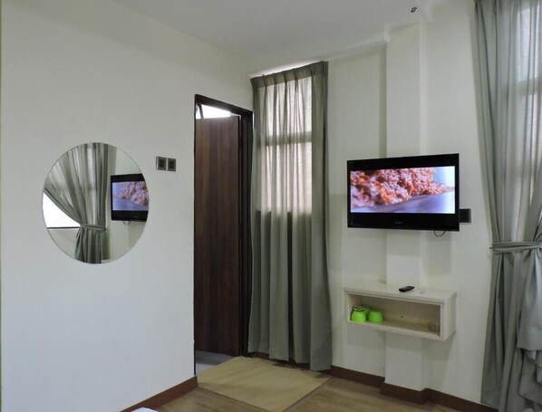 客房内保险箱、办公桌、熨斗/熨板、免费 WiFi