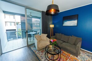 Leilighet – superior, 1 soverom | Oppholdsområde | Flatskjerm-TV