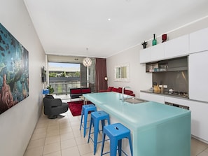 Appartement, 1 chambre | Cuisine privée | Grand réfrigérateur, micro-ondes, four, plaque de cuisson