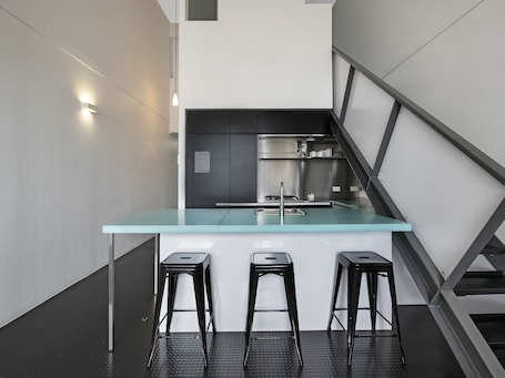 Refrigerador con freezer, microondas, horno, placa de cocina