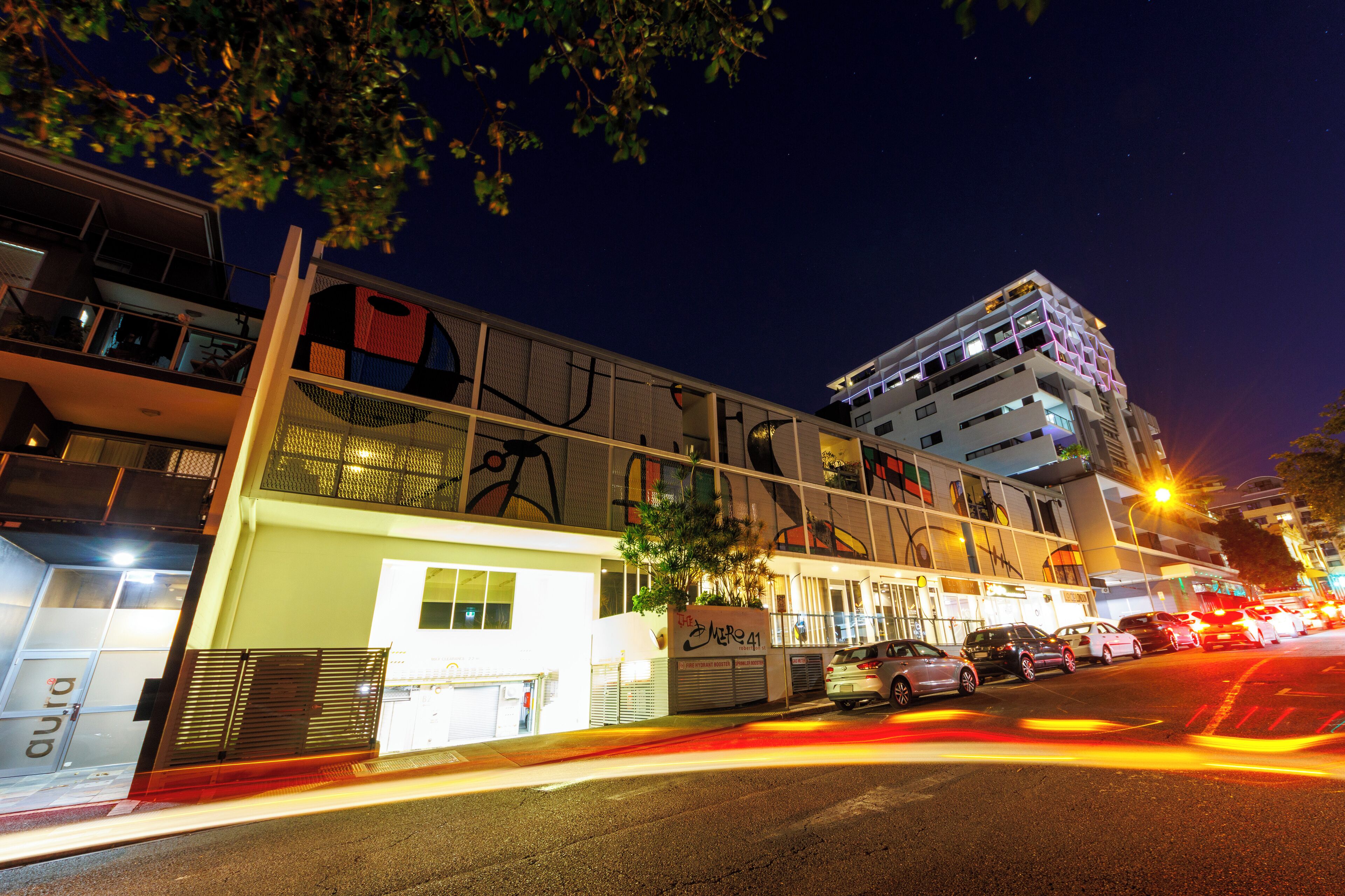 Majoituspaikan julkisivu illalla/yöllä