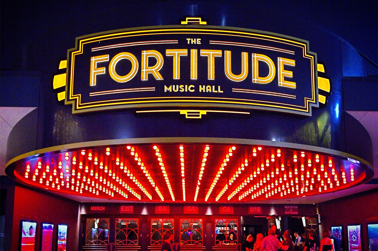 El Fortitude Music Hall con un cartel llamativo y varios quioscos de venta de entradas.