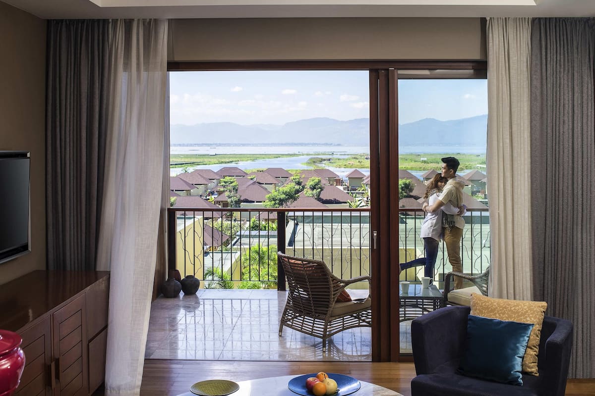 Deluxe Suite, 1 King Bed, Lake View