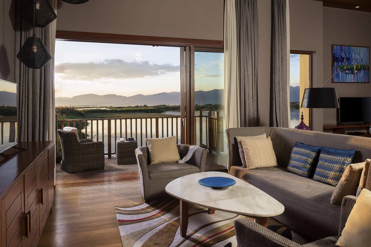 Villa Deluxe, 1 très grand lit, vue sur le lac | Literie de qualité, minibar, coffre-fort, bureau